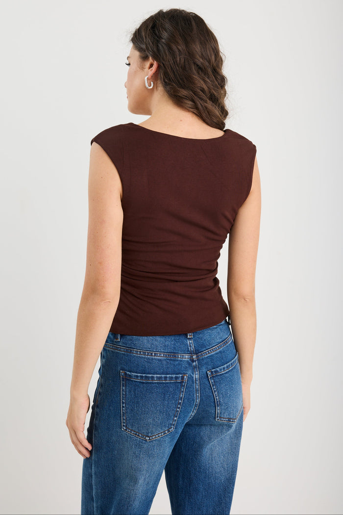 woman wearing a brown ruched top
col_pattern