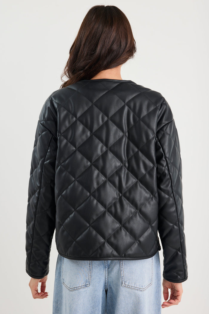 Woman wearing a black quilted jacket
col_pattern