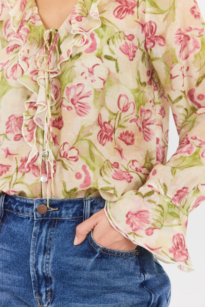 Floral blouse with long sleeves and a person wearing it, paired with blue jeans.
col_pattern