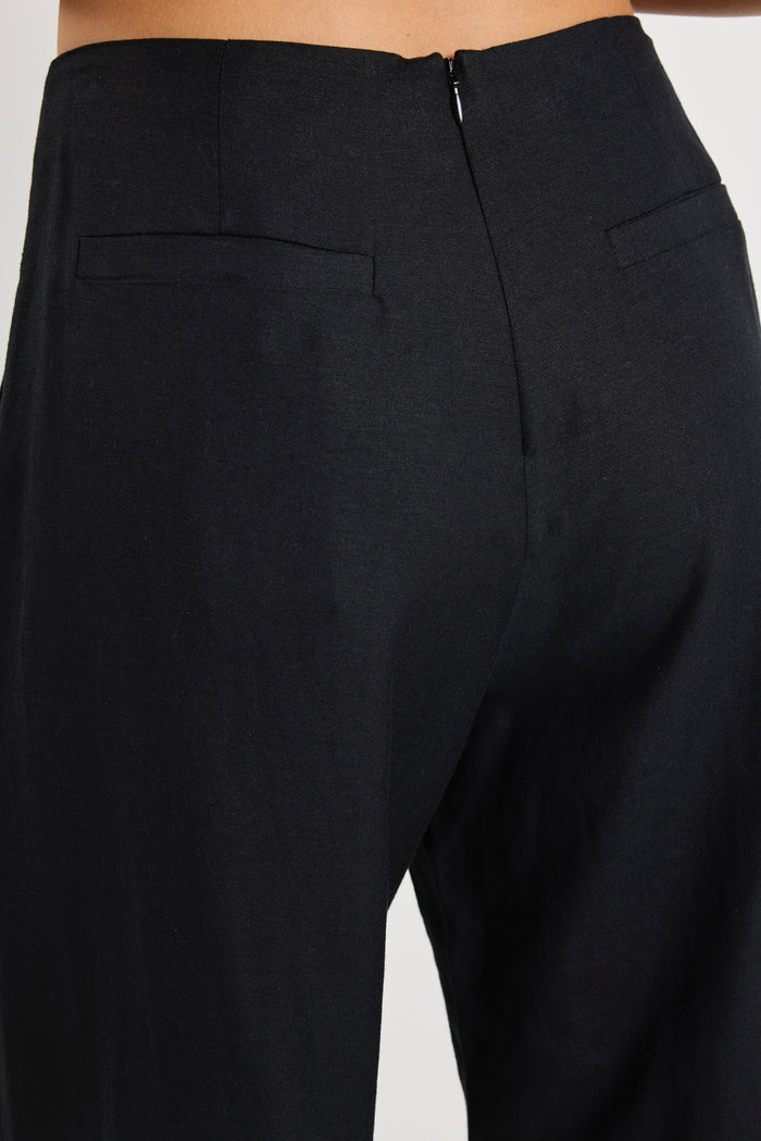 model wears a black linen pants
col_pattern