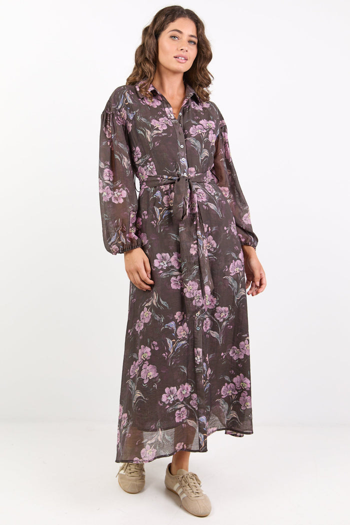 Woman wearing a floral dress on a white background
col_pattern