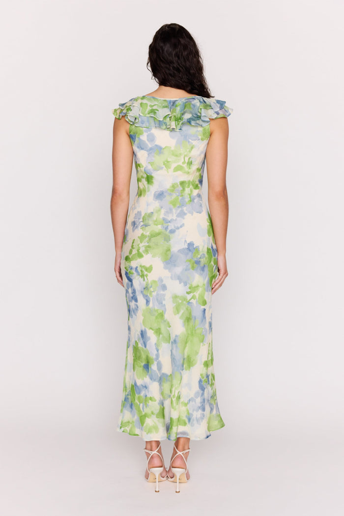 Woman wearing a floral dress on a white background
col_pattern