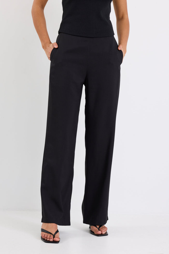 woman wearing black pant and black tank