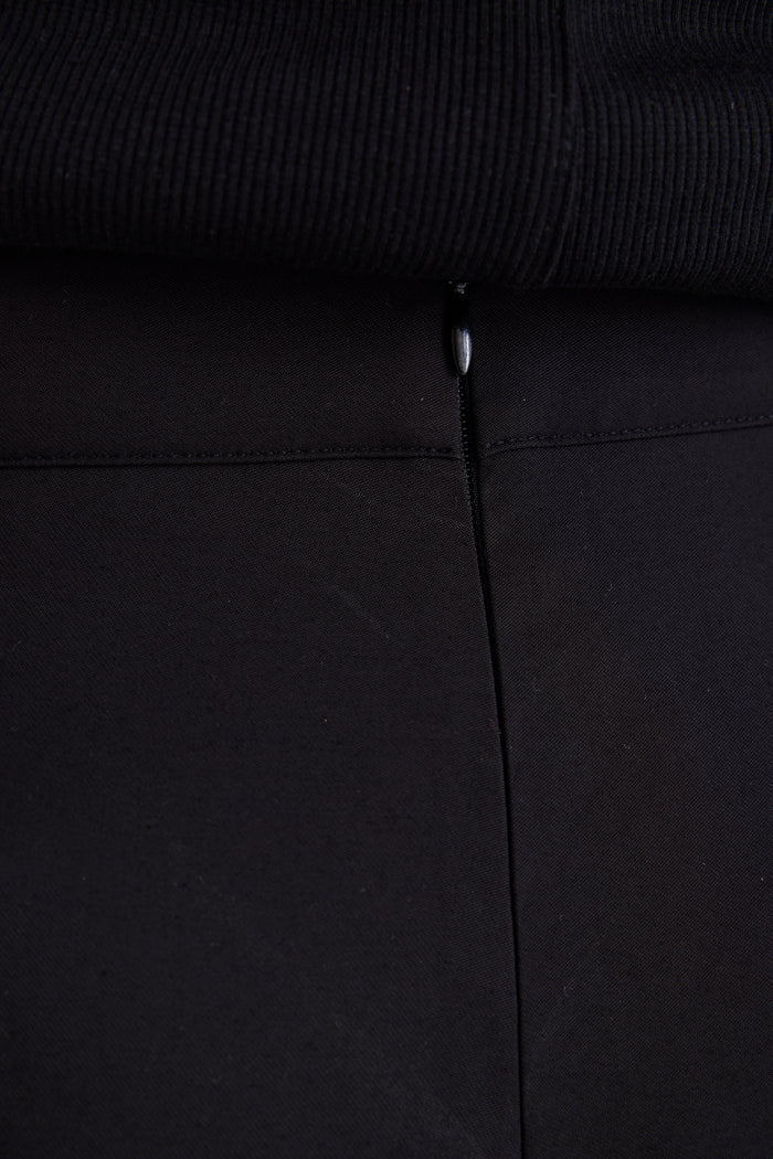 woman wearing black pant and black tank