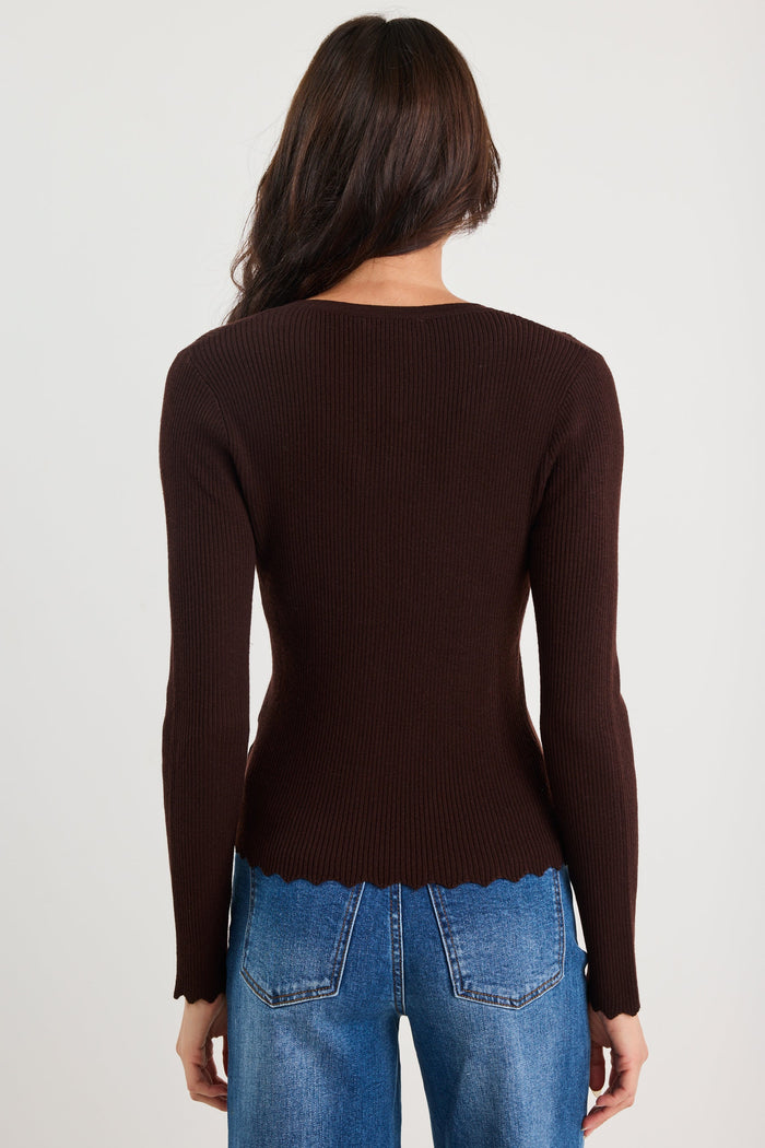 Person wearing a brown sweater and blue jeans on a white background
col_pattern