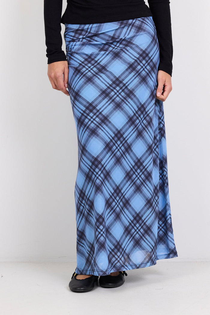 Person wearing a blue plaid skirt on a white background
col_pattern