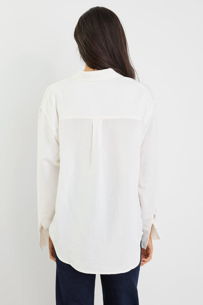 Person wearing a white shirt and dark pants against a white background
col_pattern