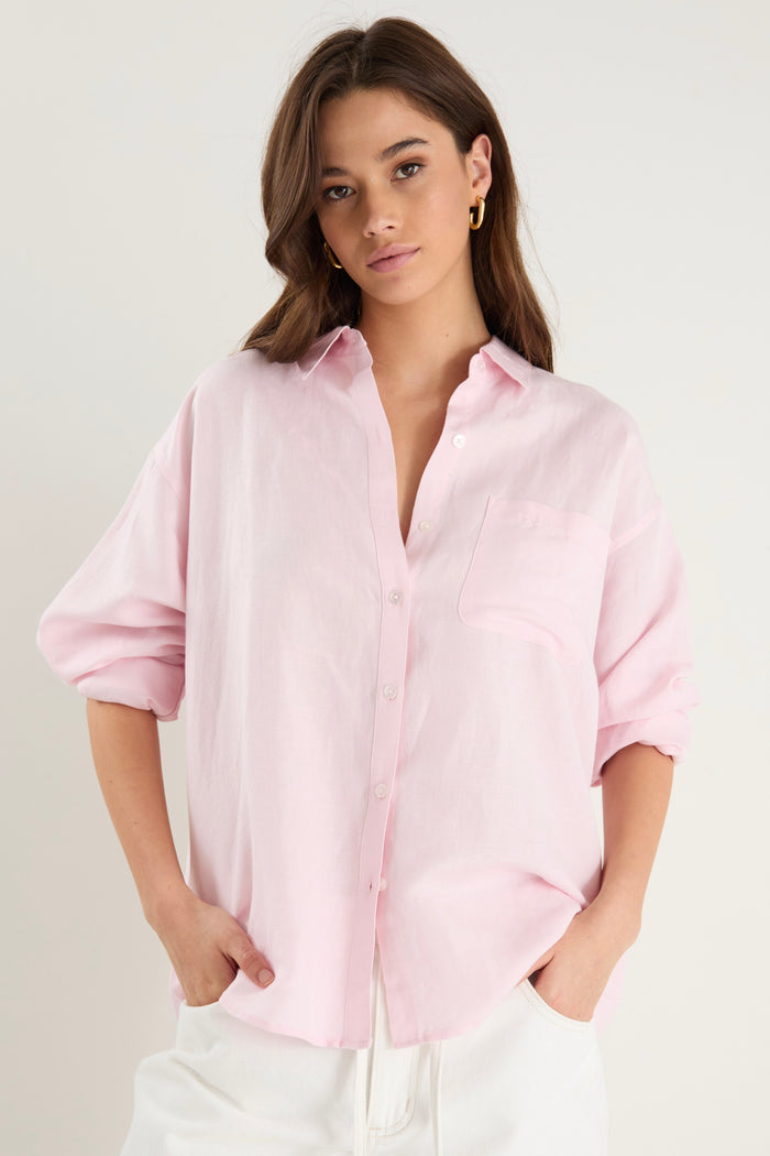 Women wears a pink shirt with white jeans