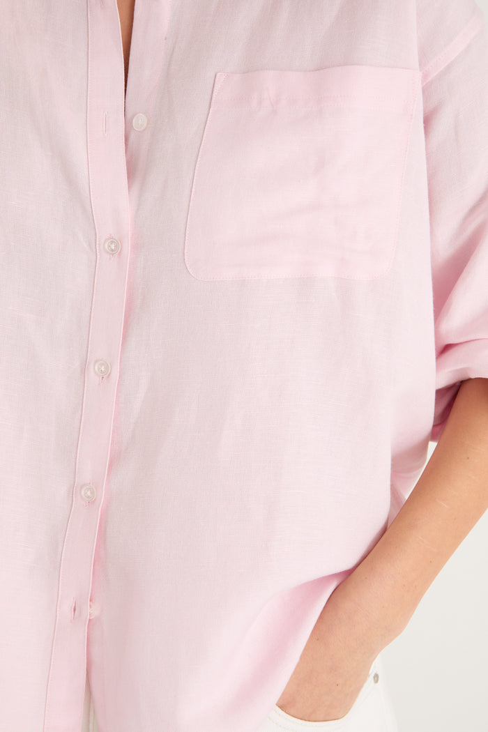 Women wears a pink shirt with white jeans
col_pattern