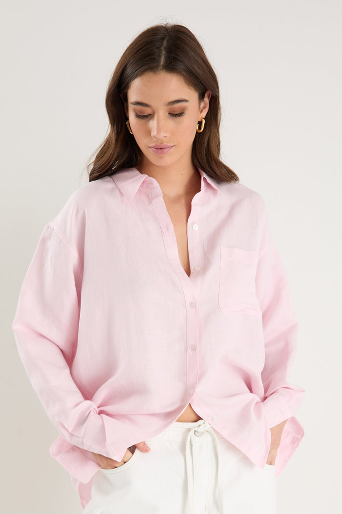 Women wears a pink shirt with white jeans