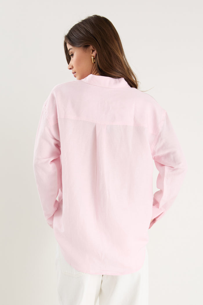 Women wears a pink shirt with white jeans