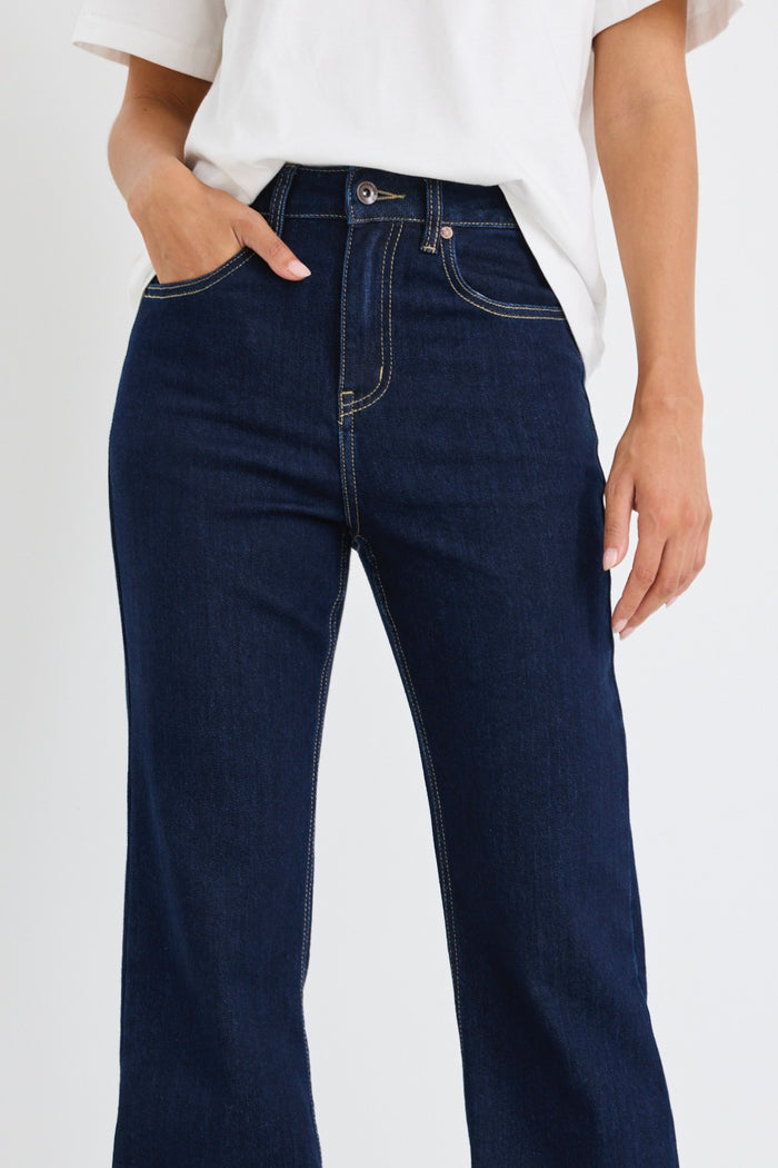 model wears a dark blue jean with a white t-shirt