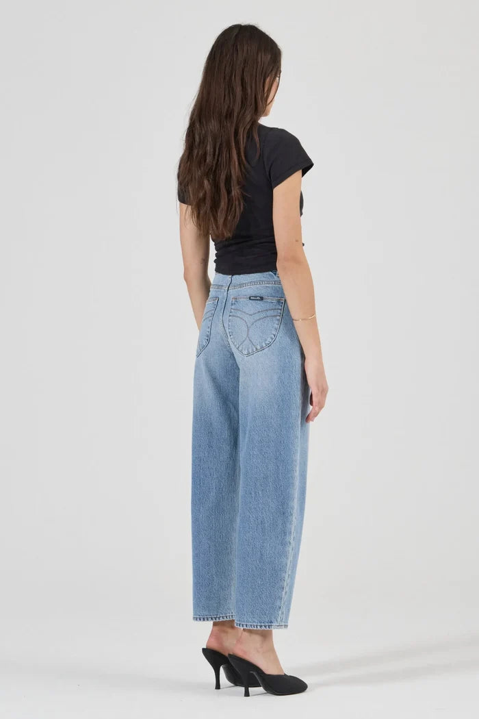 Gigi Surrender Light Blue Barrel Jean