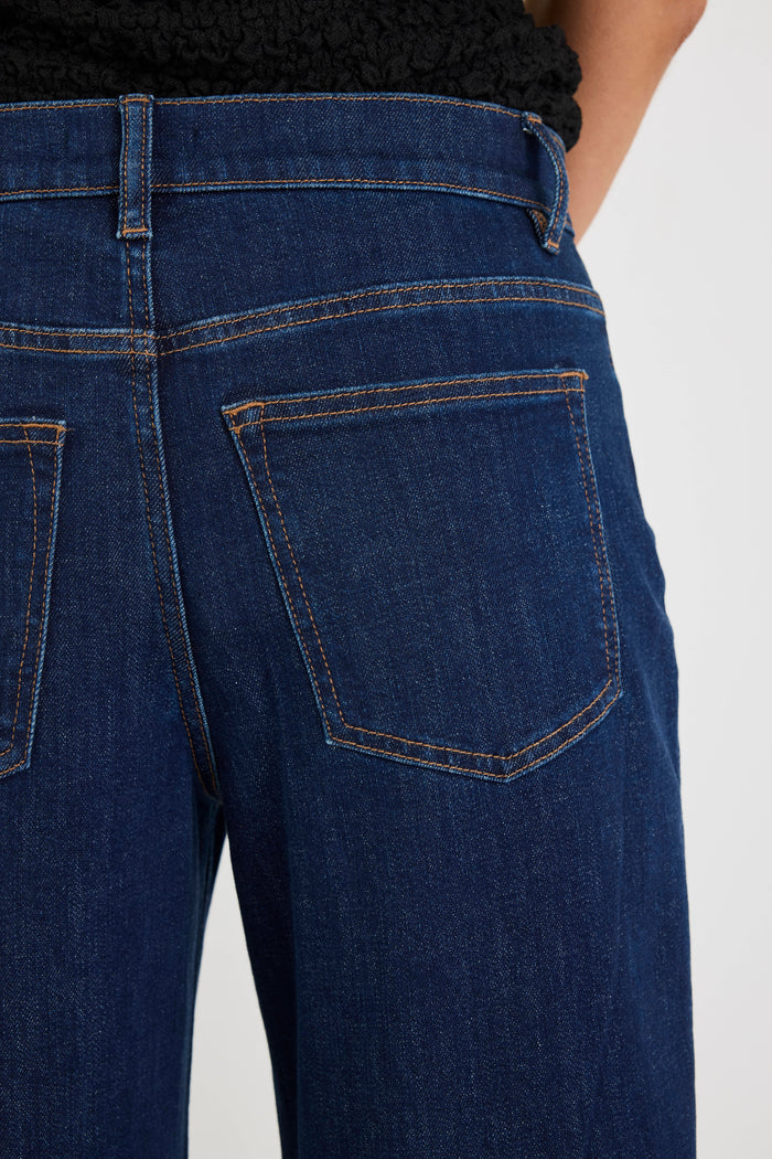Close-up of blue jeans with a plain background
col_pattern