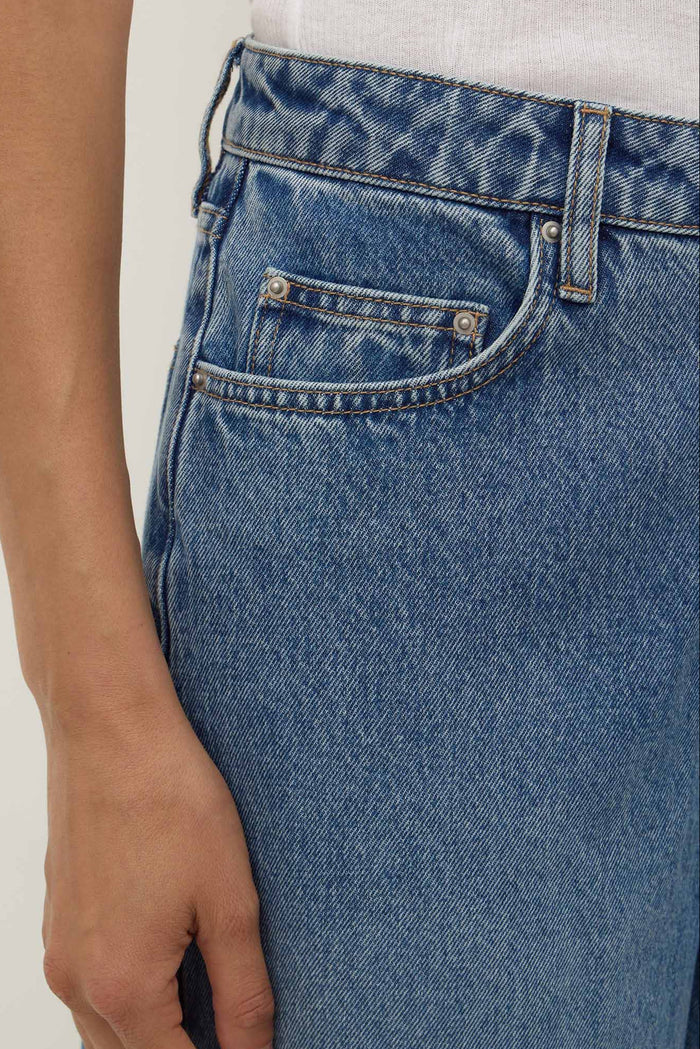 Close-up of blue jeans with a plain background
col_pattern