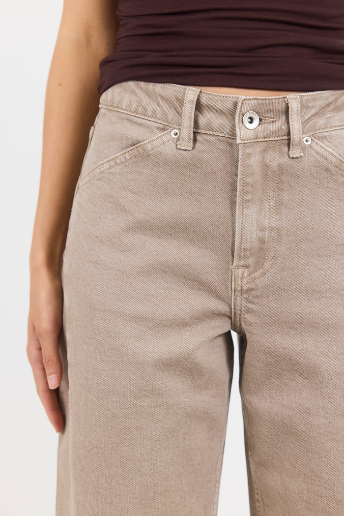 Beige jeans worn by a person on a white background
col_pattern