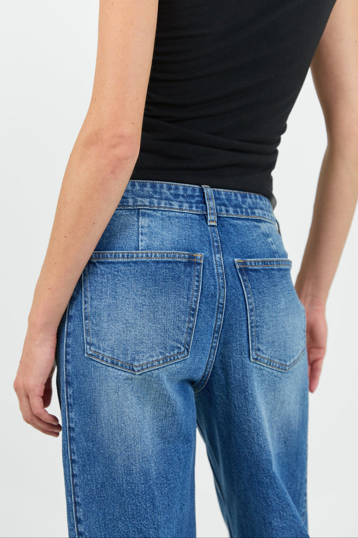 Women wearing wash blue jean and black tank
col_pattern