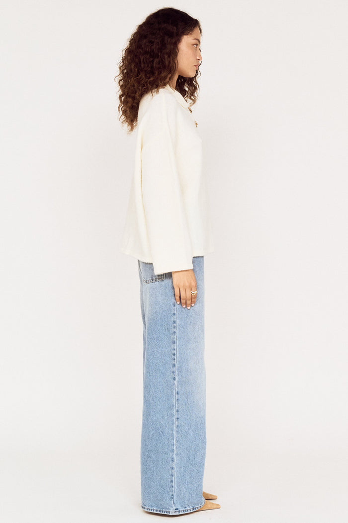 Woman wearing a white blouse and light blue jeans on a white background
col_pattern