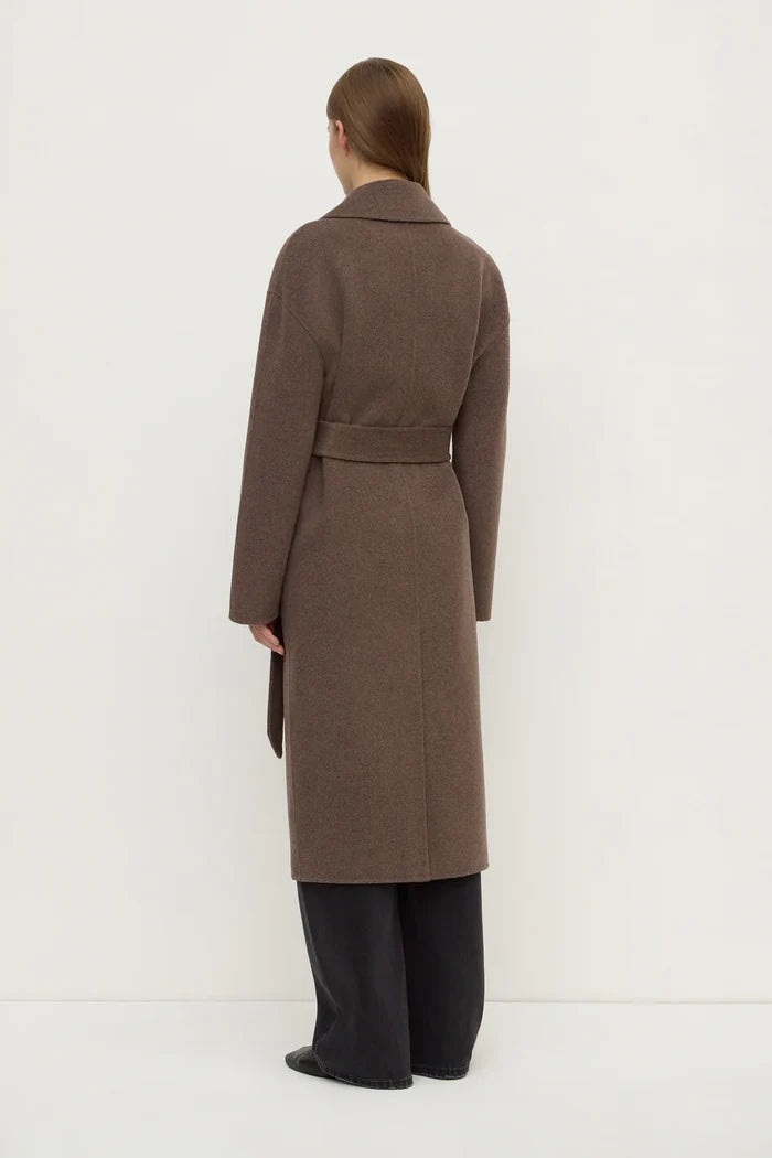 Person wearing a brown coat on a white background
col_pattern