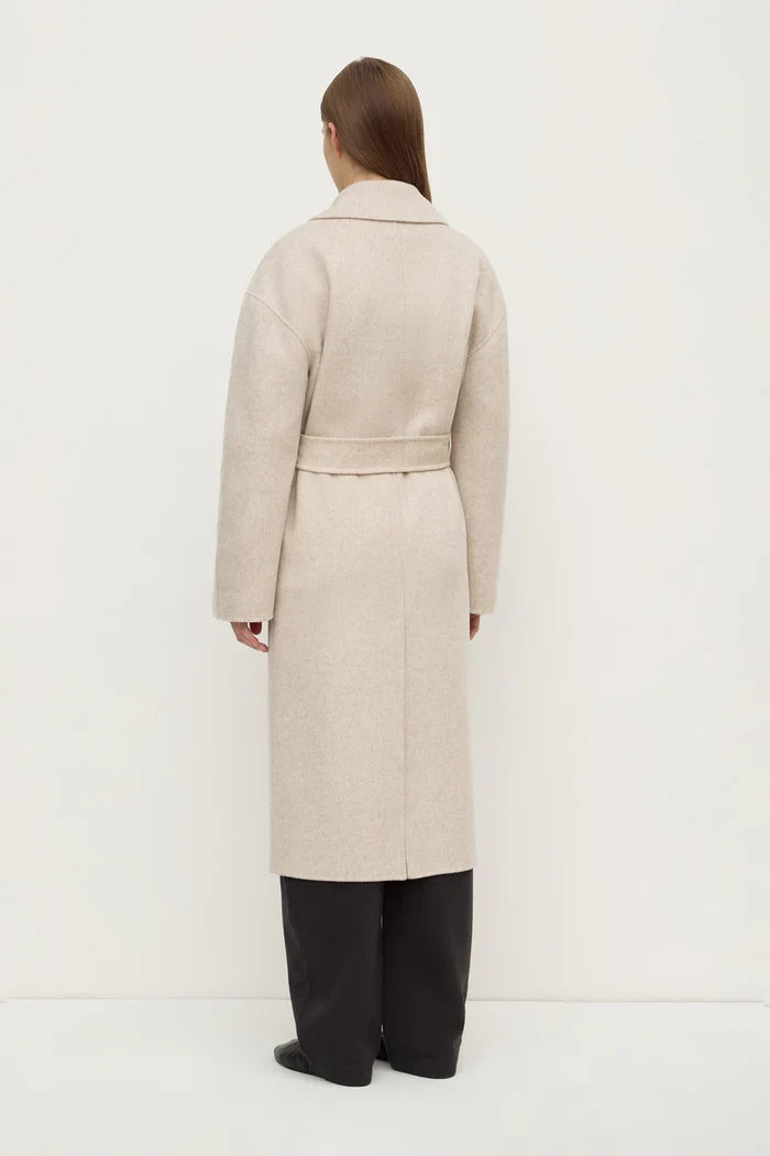 Person wearing a beige coat on a white background
col_pattern