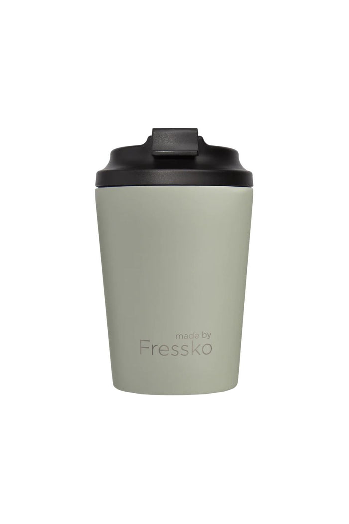 Green tumbler with black lid on a white background, branded 'made by Fressko'.