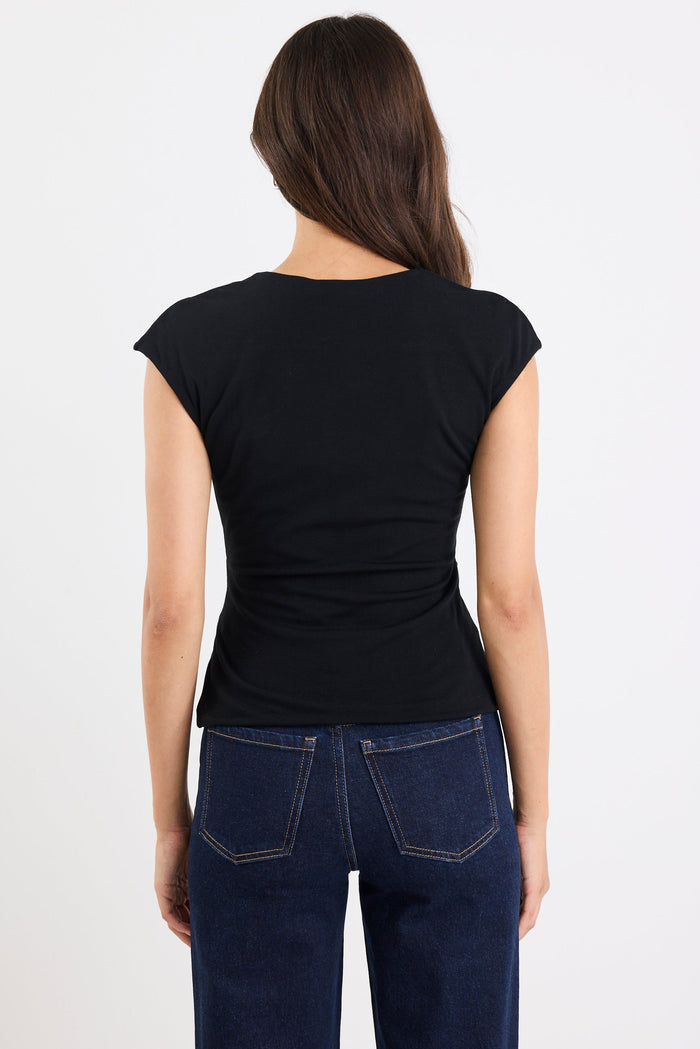 Person wearing a black t-shirt and blue jeans on a white background
col_pattern