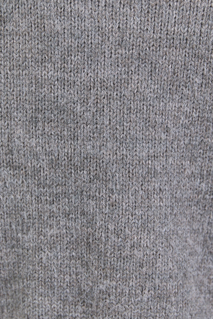 Close-up of grey knitted fabric texture
col_pattern