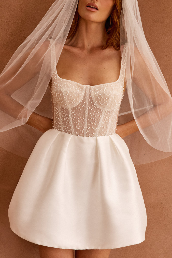 MOLLY VEIL
