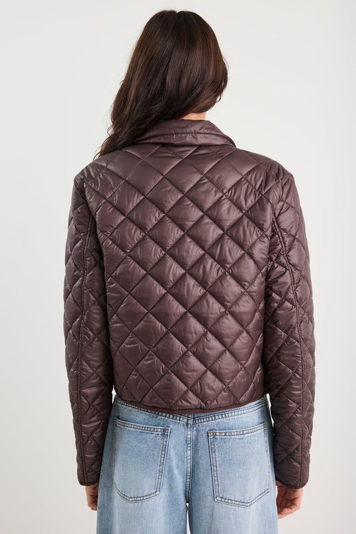 Person wearing a brown quilted jacket on a white background
col_pattern