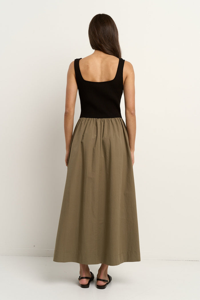 model wearing khaki black dress
col_pattern