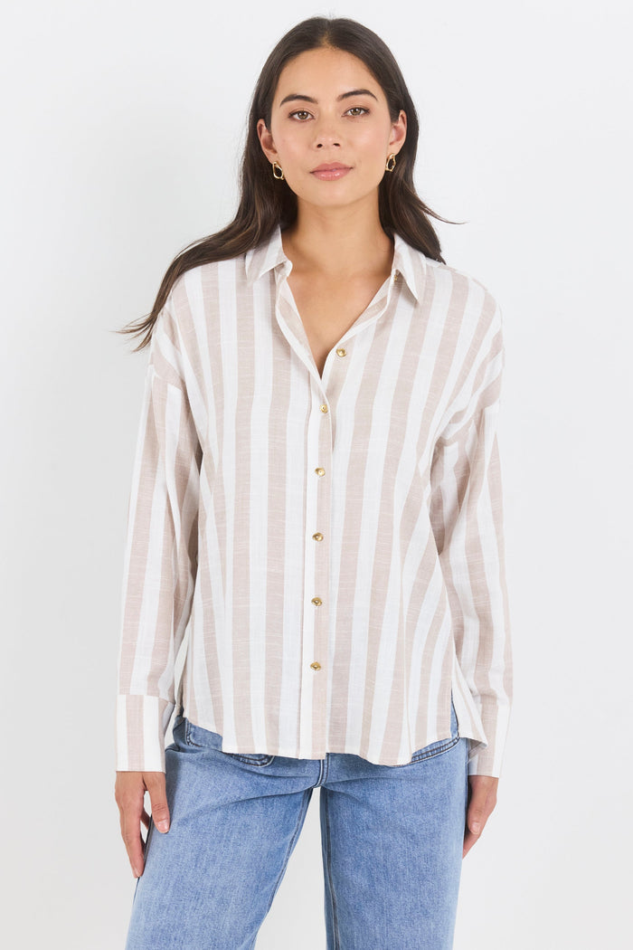 Woman wearing a striped shirt and blue jeans on a white background
col_pattern