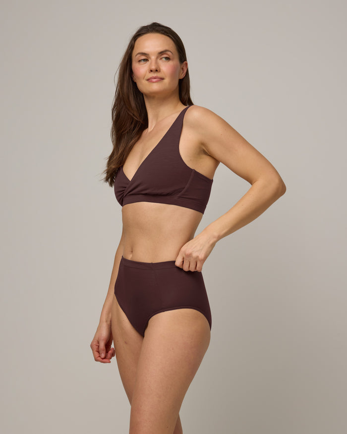 model-spec:Nicole's hips are 40.25", and she wears a size S