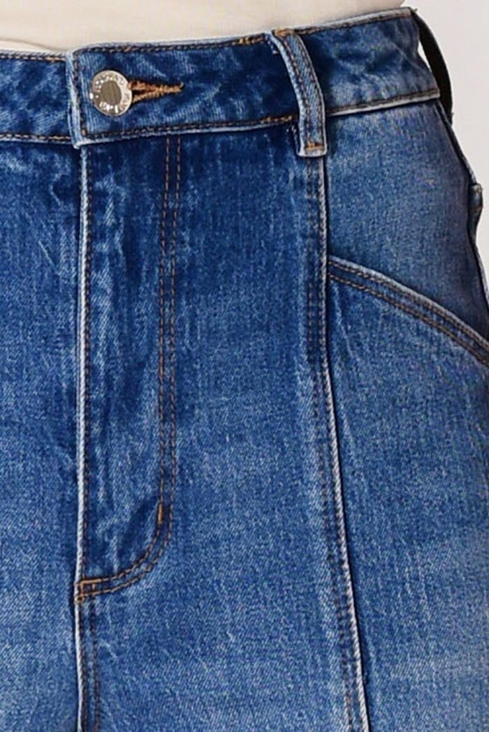 Close-up of blue denim jeans with a button and zipper on a white background
col_pattern