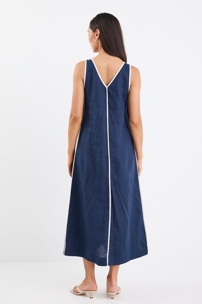A sleeveless navy dress with ecru contrast piping down the front, featuring side pockets and a relaxed fit. Made from 100% linen for a breathable, comfortable feel.
col_pattern