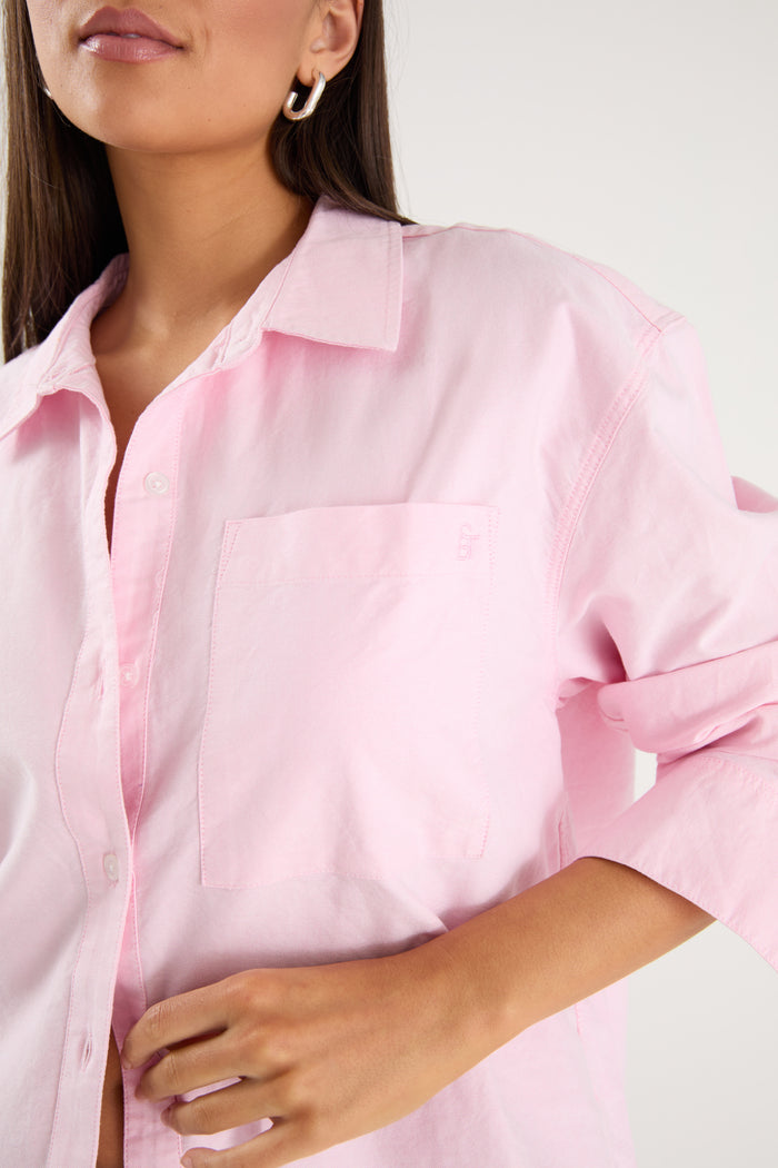 model wears a pink oversized shirt with blue jeans
col_pattern
