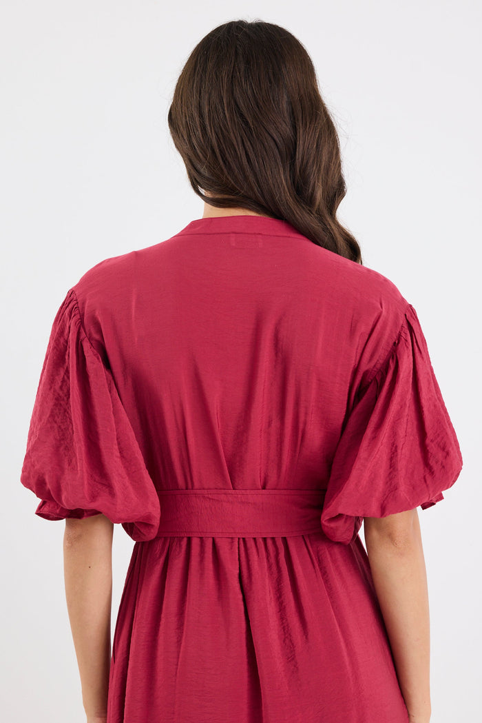 Woman wearing a red dress with puff sleeves on a white background
col_pattern