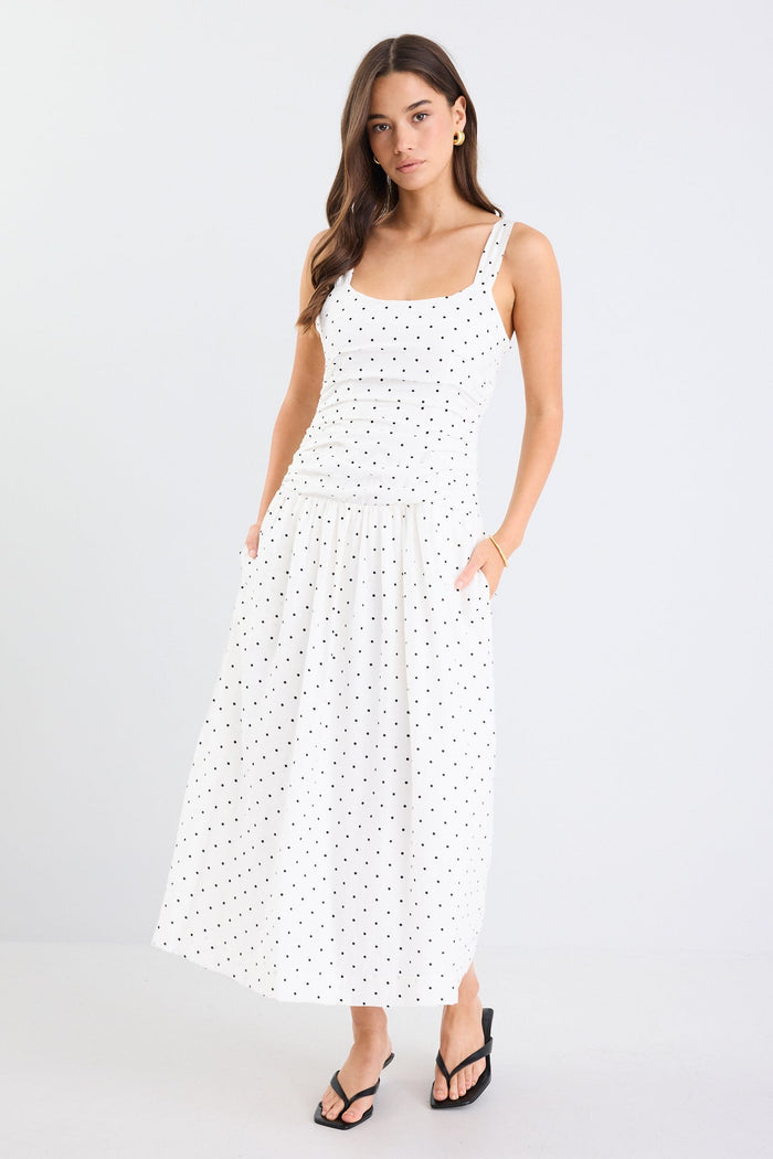 Woman wearing a white dress with black polka dots on a white background
col_pattern