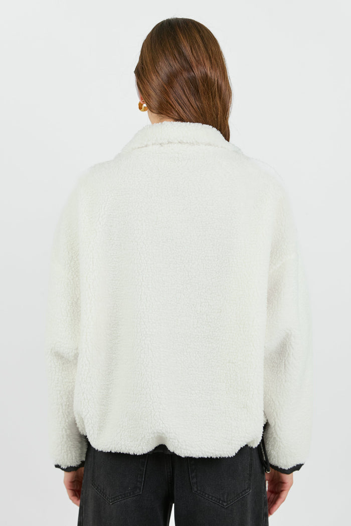 This cozy cream fleece jacket features a zip-up front, sporty black side stripes, and a relaxed fit, paired with black wash jeans for a casual yet stylish look.
col_pattern