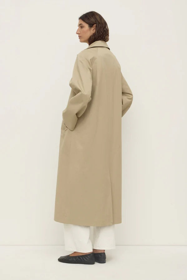 Person wearing a beige trench coat on a white background
col_pattern