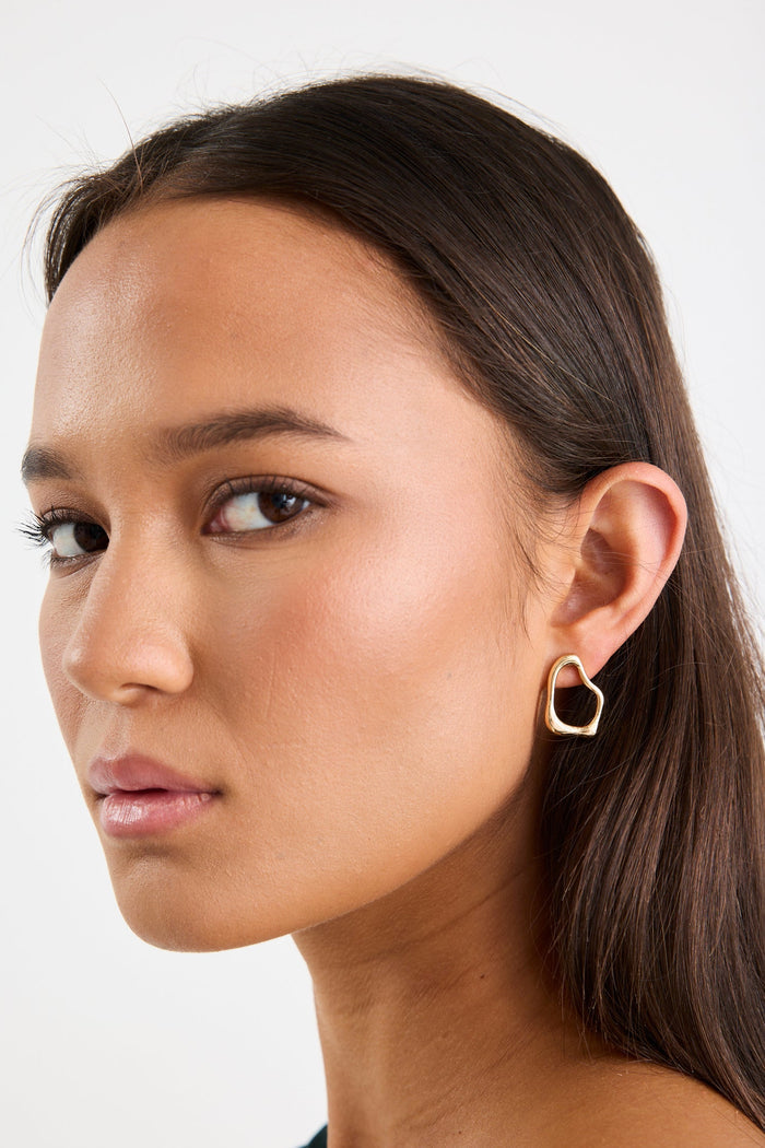 woman wearing a gold earring