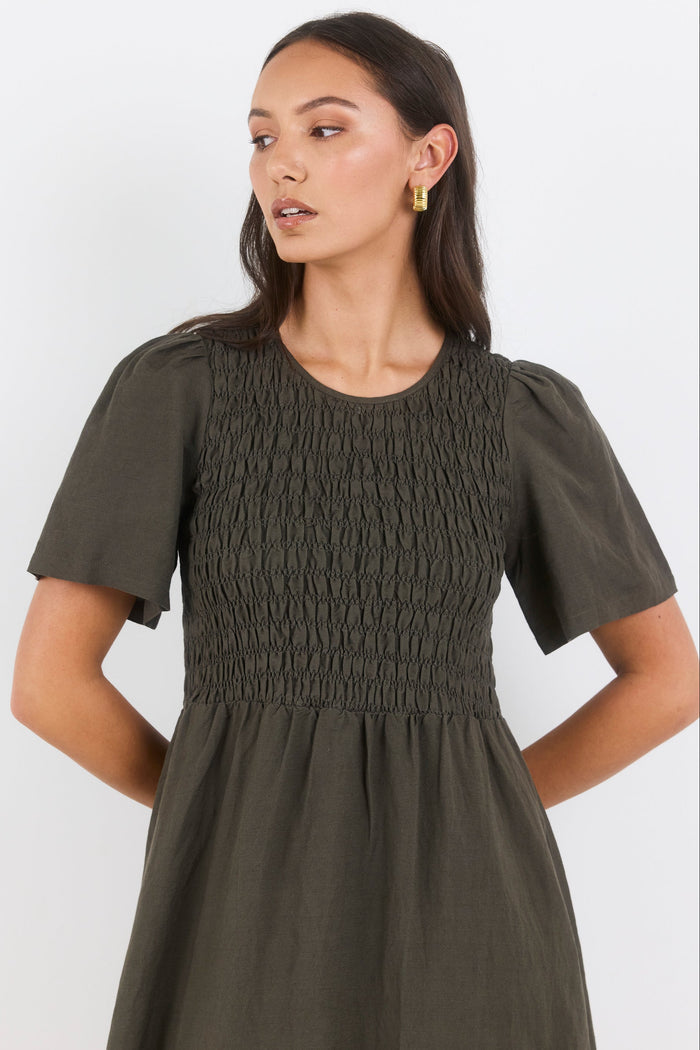 Woman wearing a green dress against a white background
col_pattern