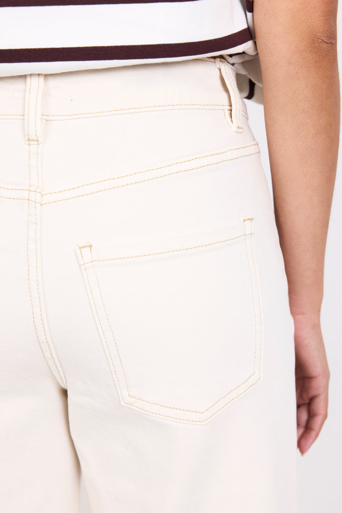 Close-up of a person wearing white pants with a plain background
col_pattern